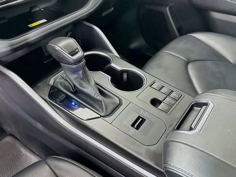 Used 2024 Toyota Highlander XLE image 16