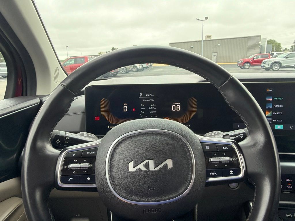 Used 2025 Kia Carnival FWD image 16