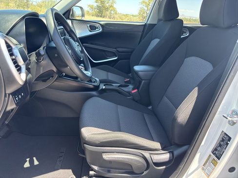 Used 2025 Kia Soul LX w/ LX Technology Package FWD image 10