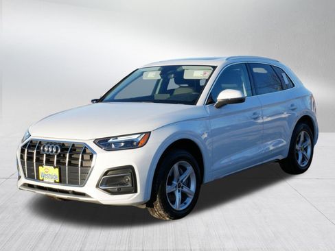 Used 2023 Audi Q5 Premium w/ Convenience Package image 3