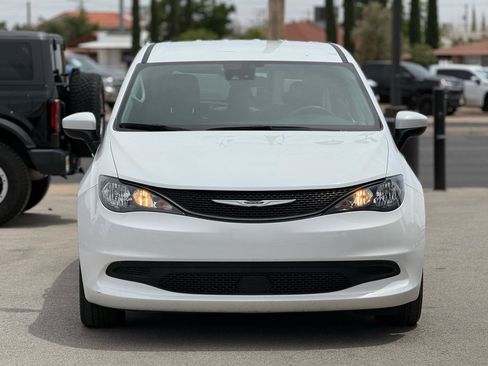 Used 2023 Chrysler Voyager LX FWD image 3