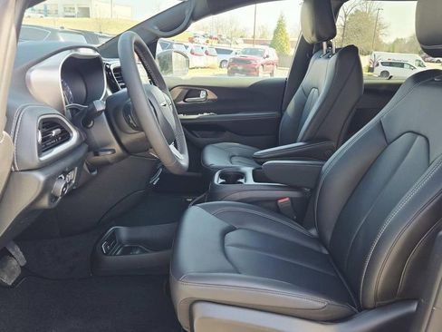 New 2026 Chrysler Pacifica Select FWD image 13