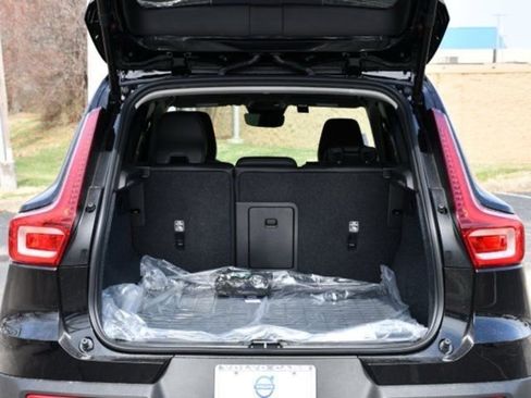 Used 2025 Volvo XC40 B5 Core w/ Protection Package Premier AWD/4WD image 28
