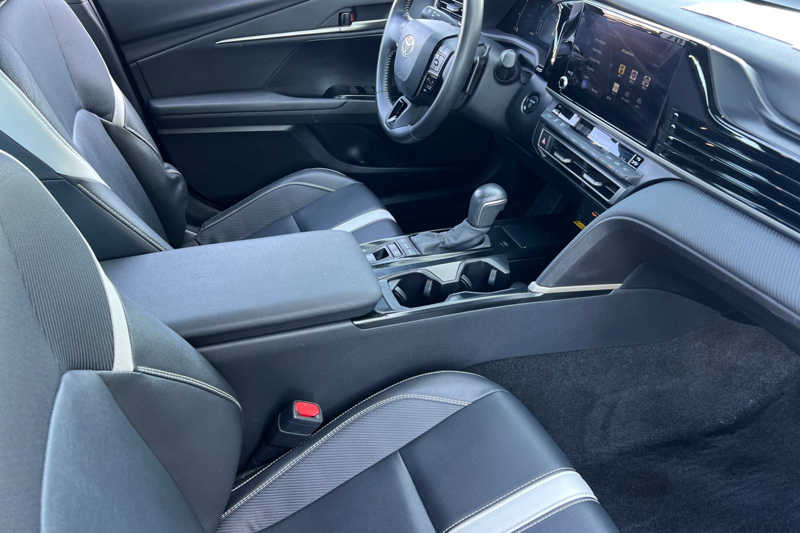 Used 2025 Toyota Camry SE FWD image 15