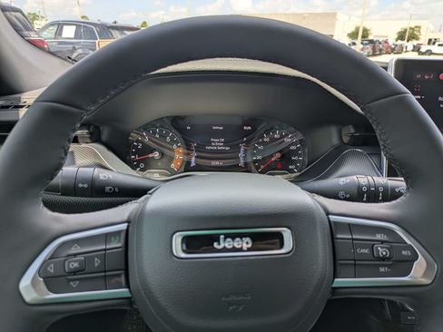 Used 2025 Jeep Compass Latitude w/ Convenience Group AWD/4WD image 32