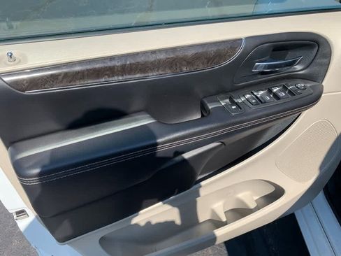 Used 2013 Chrysler Town & Country Touring FWD image 22