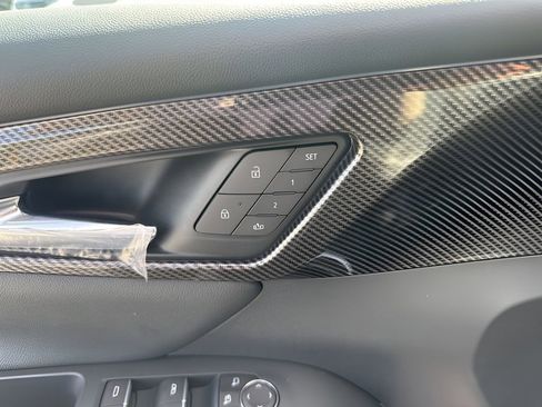 Used 2025 Chevrolet Traverse High Country image 11