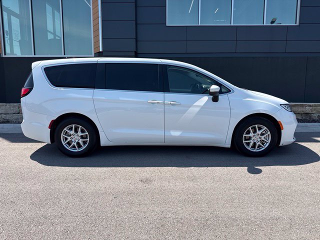 Used 2023 Chrysler Pacifica Touring-L FWD image 2