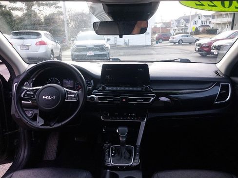Used 2022 Kia Seltos EX image 17
