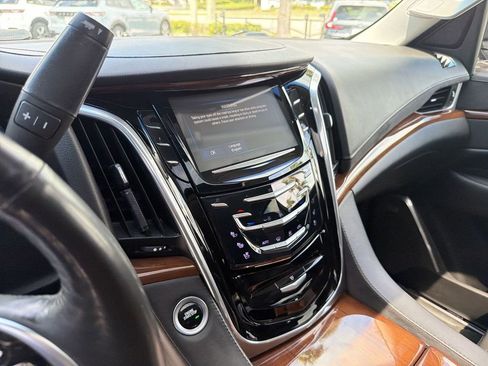 Used 2019 Cadillac Escalade ESV Luxury RWD image 24
