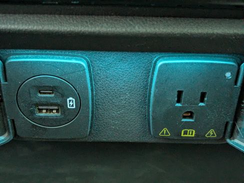 Used 2023 Ford F150 Lariat AWD/4WD image 10