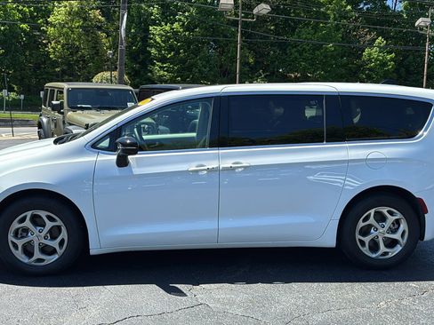 Certified 2024 Chrysler Pacifica Limited FWD image 3