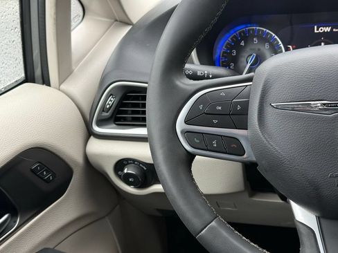Used 2023 Chrysler Pacifica Touring-L FWD image 10