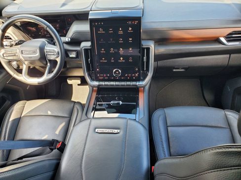Used 2025 GMC Yukon XL Denali RWD image 15