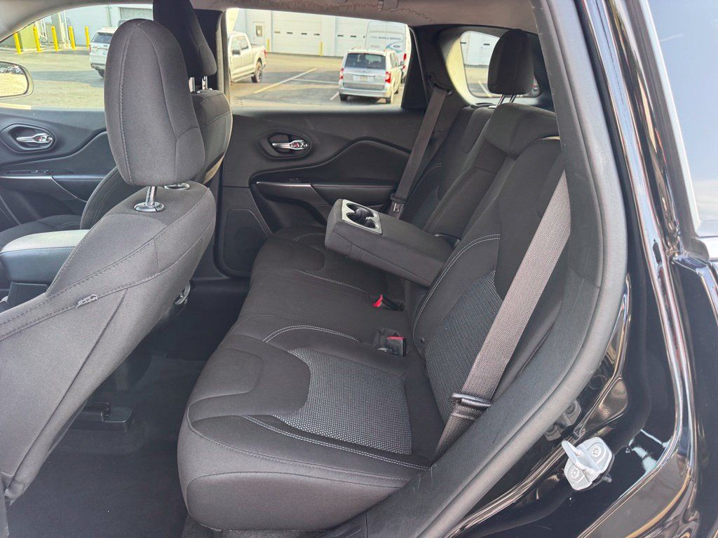 Used 2019 Jeep Cherokee Latitude w/ Popular Appearance Group AWD/4WD image 26
