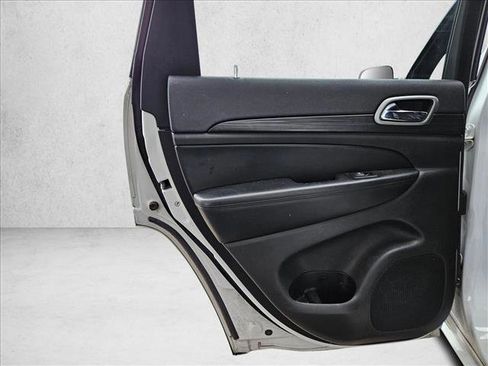 Used 2019 Jeep Grand Cherokee Altitude image 21