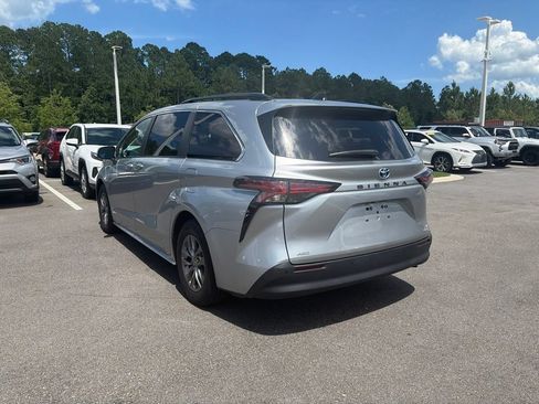Used 2021 Toyota Sienna XLE w/ XLE Plus Package AWD/4WD image 10