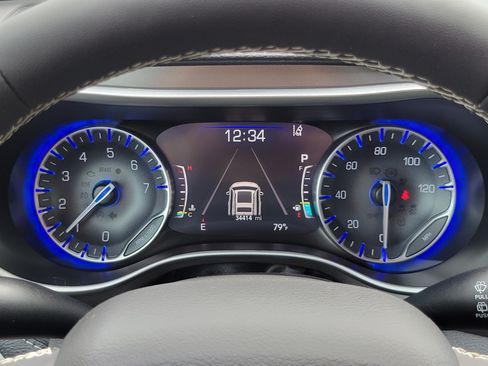 Used 2024 Chrysler Pacifica Touring-L w/ Uconnect Theater Family Group FWD image 9