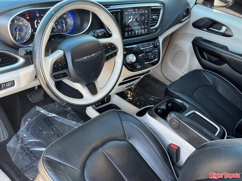 Used 2020 Chrysler Pacifica Limited FWD image 19