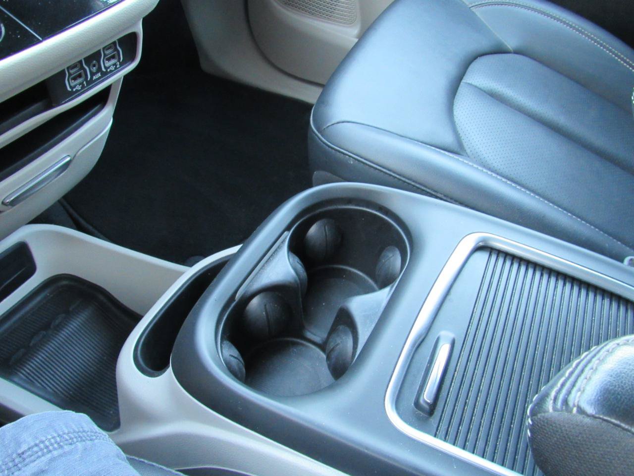 Used 2024 Chrysler Pacifica Touring-L FWD image 7