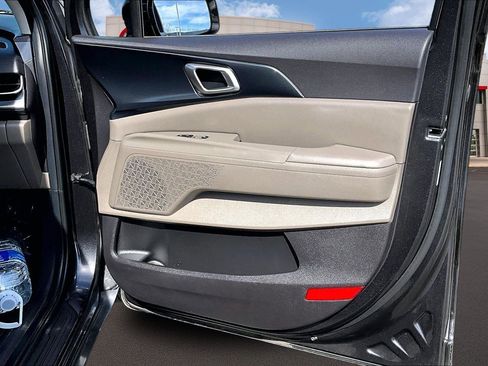 Used 2025 Kia Carnival LX image 22