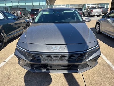 Certified 2024 Hyundai Elantra Limited image 3