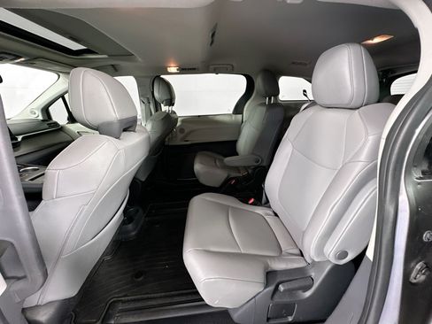 Used 2022 Toyota Sienna XLE w/ XLE Plus Package FWD image 25