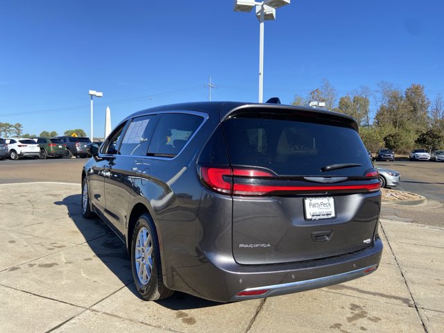 Used 2023 Chrysler Pacifica Touring-L FWD image 9