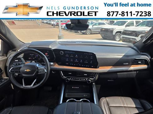 Certified 2025 Chevrolet Suburban High Country AWD/4WD image 15