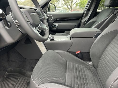 Used 2025 Land Rover Discovery S image 11