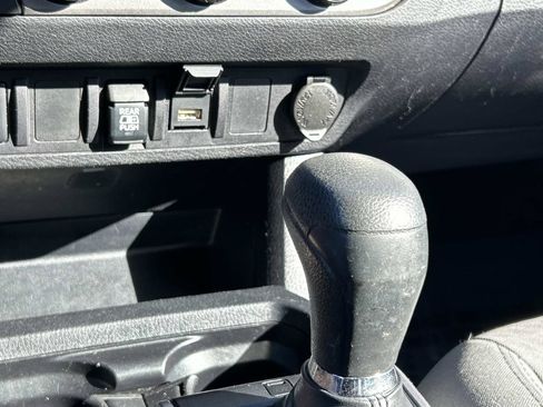 Used 2020 Toyota Tacoma SR5 RWD image 38