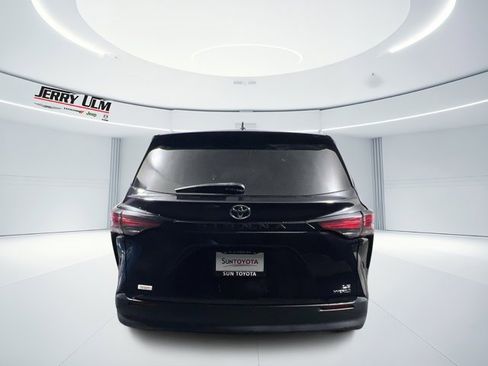 Used 2022 Toyota Sienna LE image 4