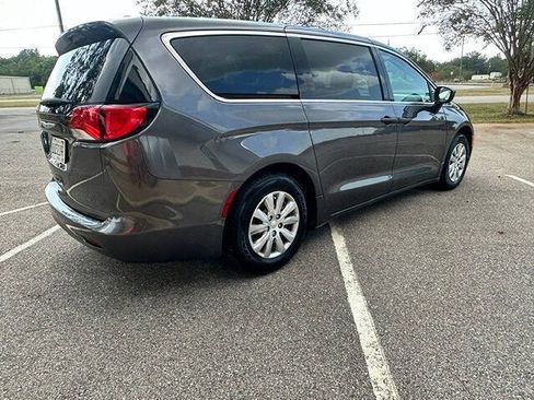 Used 2021 Chrysler Voyager L FWD image 6