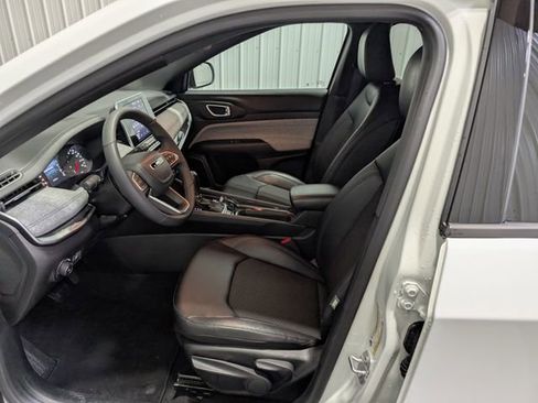 Used 2025 Jeep Compass Latitude AWD/4WD image 14