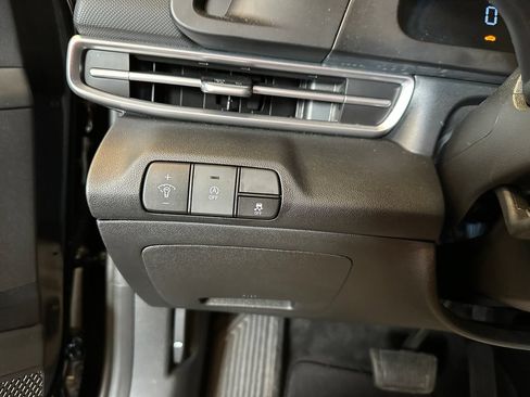 Used 2025 Hyundai Elantra SE FWD image 18