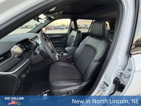 New 2025 Jeep Grand Cherokee Altitude image 14