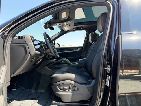 Used 2026 Porsche Cayenne AWD/4WD image 21