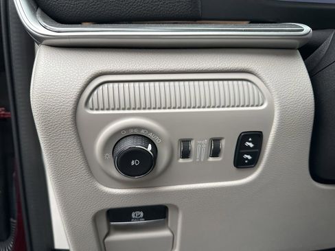 Used 2023 Jeep Wagoneer Series III w/ Preferred Equipment Group image 50