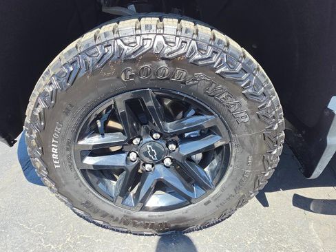 Used 2025 Chevrolet Silverado 1500 Custom Trail Boss w/ Dark Appearance Package AWD/4WD image 12