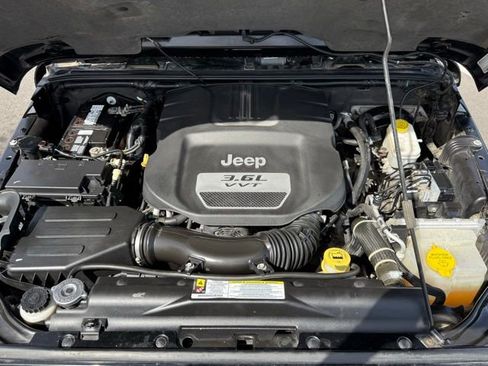 Used 2012 Jeep Wrangler Unlimited Sahara w/ Connectivity Group AWD/4WD image 30