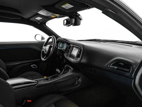 Used 2015 Dodge Challenger SXT image 10