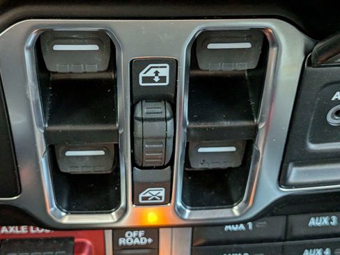 Used 2025 Jeep Gladiator Mojave w/ Convenience Group AWD/4WD image 19