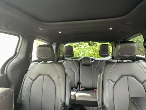 New 2026 Chrysler Pacifica Select image 9