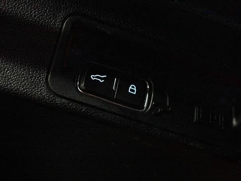 Used 2020 Ford Explorer XLT w/ Equipment Group 202A image 8