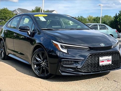 Used 2025 Toyota Corolla SE AWD/4WD image 2