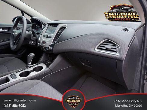 Used 2018 Chevrolet Cruze LS FWD image 19