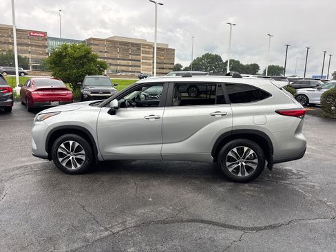 Used 2023 Toyota Highlander XLE AWD/4WD image 4