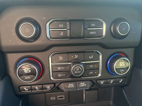 Used 2024 Chevrolet Tahoe High Country image 13