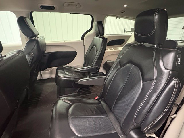 Used 2022 Chrysler Pacifica Touring-L FWD image 12