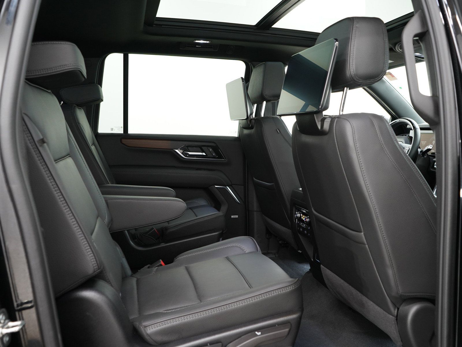 Used 2025 GMC Yukon XL Denali w/ Denali Reserve Package AWD/4WD image 14